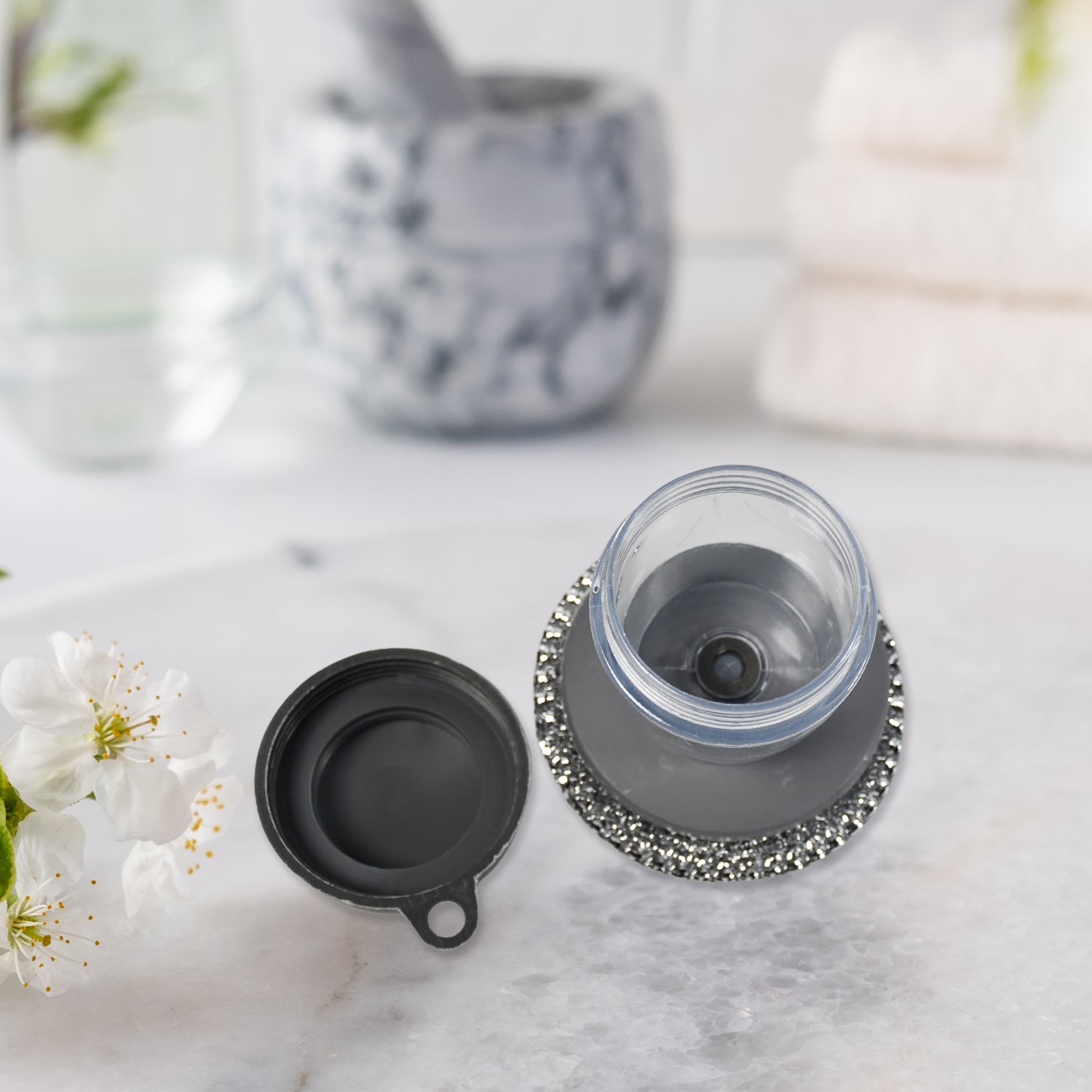 Kitchen cleaning brush with built-in soap dispenser, compact design Kitchen cleaning brush with built-in soap dispenser, compact design